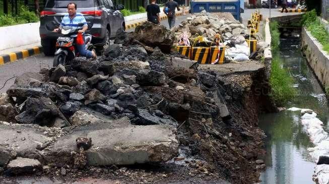 Jalan Amblas di Kawasan Karet