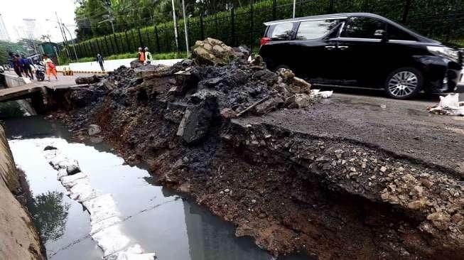 Jalan Amblas di Kawasan Karet