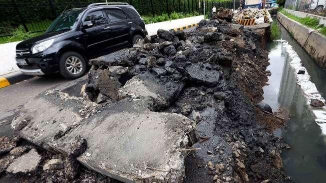 Jalan Amblas di Kawasan Karet