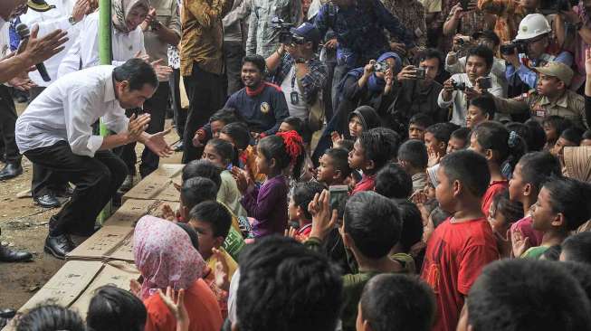 Meninjau kerusakan, posko penampungan pengungsi serta kesiapan pasca gempa.