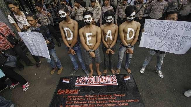 Mereka menuntut agar kepolisian membebaskan semua aktivis pejuang rakyat.