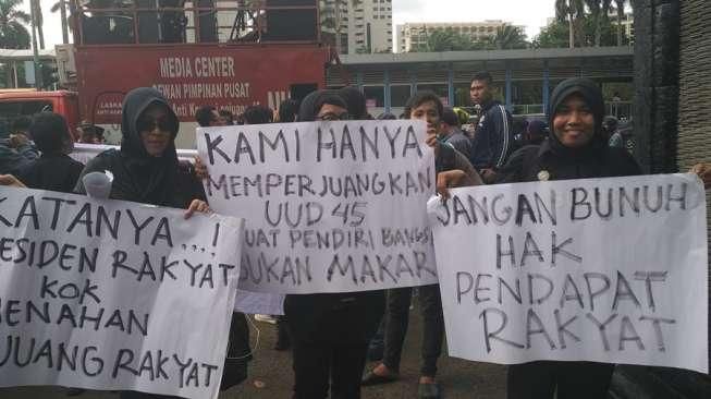 Massa Demo Polda Minta Bebaskan 12 Tokoh, Lalu Penjarakan Ahok