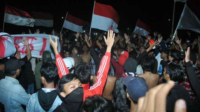 Sejumlah suporter timnas Indonesia memprotes PSSI masalah tiket dalam putaran pertama semi final AFF Suzuki Cup 2016 di kawasan Stadion Pakansari, Cibinong, Kabupaten Bogor, Jawa Barat, Sabtu (3/12/2016) [Antara]