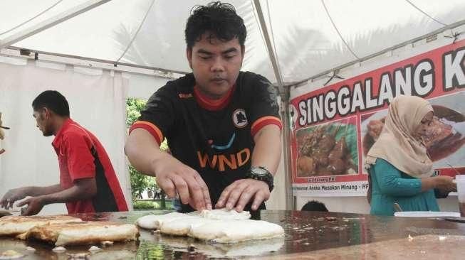 Aktivitas di kegiatan Festival Jajanan Minang 2016 di Lapangan Banteng, Jakarta, Sabtu (10/12/2016). [Suara.com/Oke Atmaja]