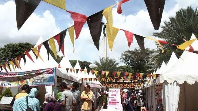 Aktivitas di kegiatan Festival Jajanan Minang 2016 di Lapangan Banteng, Jakarta, Sabtu (10/12/2016). [Suara.com/Oke Atmaja]