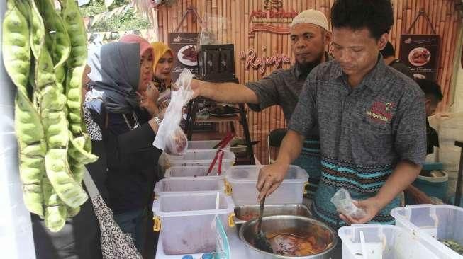 Aktivitas di kegiatan Festival Jajanan Minang 2016 di Lapangan Banteng, Jakarta, Sabtu (10/12/2016). [Suara.com/Oke Atmaja]