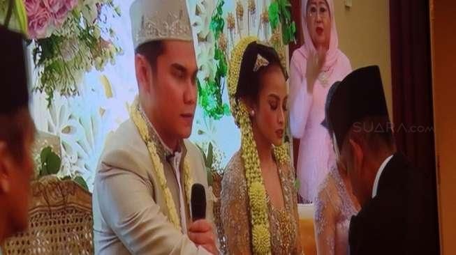 Tayangan prosesi pernikahan Vicky Kharisma dan Acha Septriasa, Minggu (11/12/2016), di Hotel Le Meridien, Jakarta. [Suara.com/Ismail]