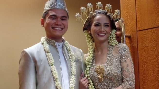 Pasangan pengantin baru Vicky Kharisma dan Acha Septriasa, Minggu (11/12/2016), di Hotel Le Meridien, Jakarta. [Suara.com/Ismail]