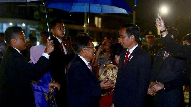 Di Bawah Payung Biru, Jokowi Pamit JK Pergi ke India dan Iran