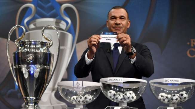 Legenda sepakbola Belanda dan AC Milan, Ruud Gullit, jadi salah satu orang yang dapat kehormatan untuk mengambil bola undian 16 Besar Liga Champions di markas UEFA di Nyon, Swiss, Senin (12/12/2016) [AFP]