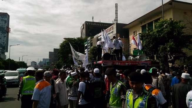 Dilarang Masuk Pengadilan Buat Ikuti Sidang Ahok, Massa Orasi