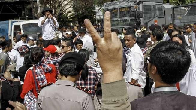 Massa pro Ahok melakukan aksi demi mengawal sidang perdana kasus penodaan agama dengan terdakwa Basuki Tjahaja Purnama (Ahok) di Pengadilan Negeri (PN) Jakarta Pusat, Selasa (13/12/2016). [Suara.com/Kurniawan Mas'ud]