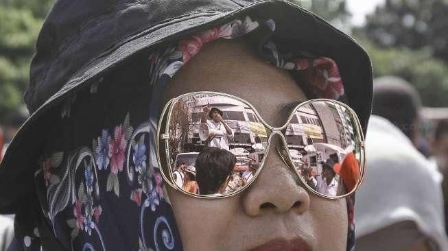 Massa pro Ahok melakukan aksi demi mengawal sidang perdana kasus penodaan agama dengan terdakwa Basuki Tjahaja Purnama (Ahok) di Pengadilan Negeri (PN) Jakarta Pusat, Selasa (13/12/2016). [Suara.com/Kurniawan Mas'ud]
