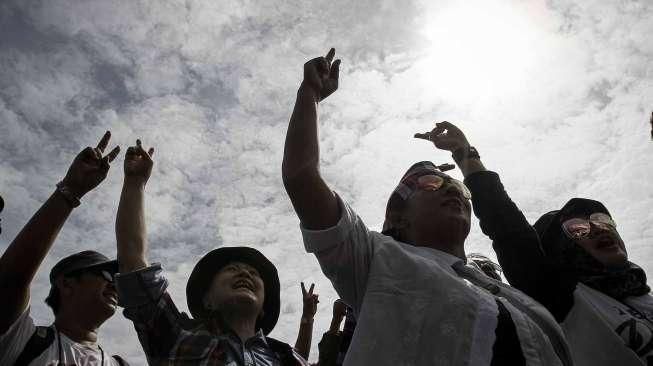 Massa pro Ahok melakukan aksi demi mengawal sidang perdana kasus penodaan agama dengan terdakwa Basuki Tjahaja Purnama (Ahok) di Pengadilan Negeri (PN) Jakarta Pusat, Selasa (13/12/2016). [Suara.com/Kurniawan Mas'ud]