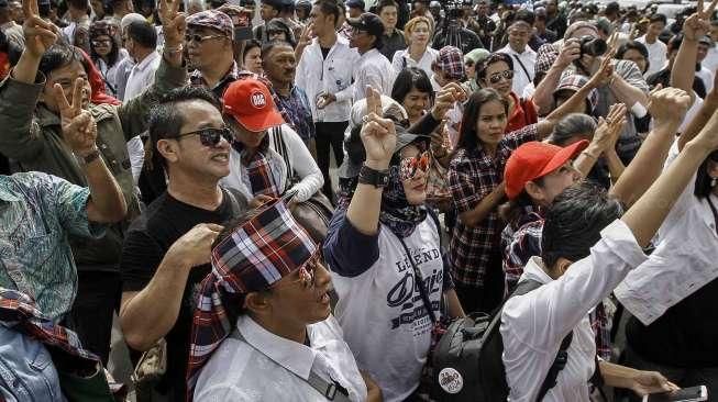 Pendukung Sedih Lihat Ahok Duduk di Kursi Pesakitan