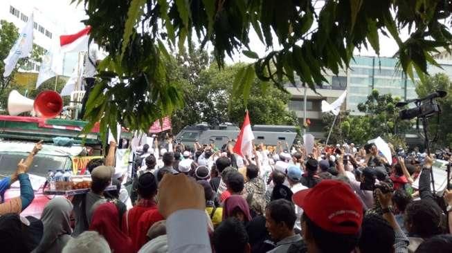 Di Luar Ruang Sidang, Massa Pro Ahok dan Anti Ahok Berkumpul