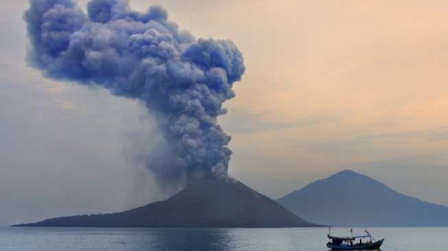 Jelang Malam Tahun Baru Gunung Krakatau Erupsi, Wisatawan Dilarang Mendekat