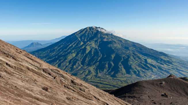 Meteor yang Melesat di Atas Gunung Merapi Diperkirakan Jatuh di Gunung Merbabu