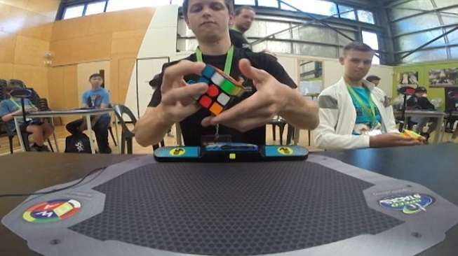 Mahasiswa Ini Selesaikan Kubus Rubiks Kurang dari 5 Detik