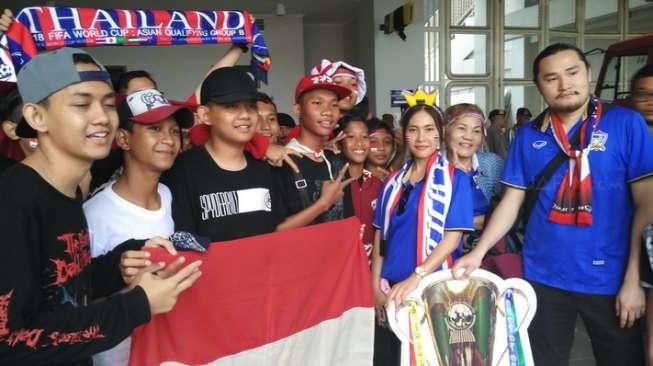 Isi Waktu Luang, Ini yang Dilakukan Fans Indonesia dan Thailand