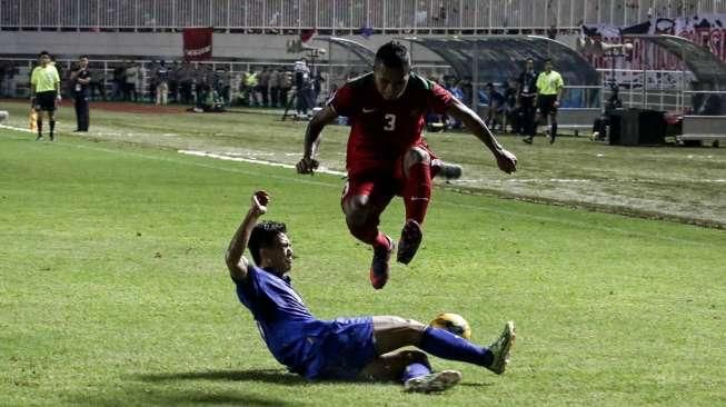 Penampilan timnas Indonesia saat berhadapan dengan Thailand dalam laga leg pertama final Piala AFF 2016 di Stadion Pakansari, Kabupaten Bogor, Jawa Barat, Rabu (14/12/2016). [Suara.com/Kurniawan Mas'ud]