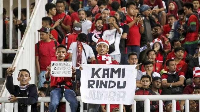 Penampilan timnas Indonesia saat berhadapan dengan Thailand dalam laga leg pertama final Piala AFF 2016 di Stadion Pakansari, Kabupaten Bogor, Jawa Barat, Rabu (14/12/2016). [Suara.com/Kurniawan Mas'ud]