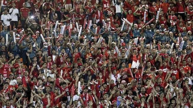 Penampilan timnas Indonesia saat berhadapan dengan Thailand dalam laga leg pertama final Piala AFF 2016 di Stadion Pakansari, Kabupaten Bogor, Jawa Barat, Rabu (14/12/2016). [Suara.com/Kurniawan Mas'ud]