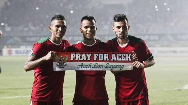 Kegembiraan para pemain timnas Indonesia yang didukung penuh suporter, saat menaklukkan timnas Thailand dalam laga final Piala AFF 2016 di Stadion Pakansari, Bogor, Jawa Barat, Rabu (14/12/2016) malam. [Suara.com/Kurniawan Mas'ud]