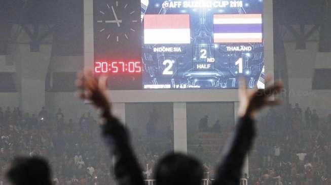 Kegembiraan para pemain timnas Indonesia yang didukung penuh suporter, saat menaklukkan timnas Thailand dalam laga final Piala AFF 2016 di Stadion Pakansari, Bogor, Jawa Barat, Rabu (14/12/2016) malam. [Suara.com/Kurniawan Mas'ud]