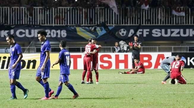 Kegembiraan para pemain timnas Indonesia yang didukung penuh suporter, saat menaklukkan timnas Thailand dalam laga final Piala AFF 2016 di Stadion Pakansari, Bogor, Jawa Barat, Rabu (14/12/2016) malam. [Suara.com/Kurniawan Mas'ud]