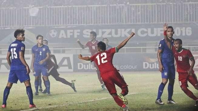 Kegembiraan para pemain timnas Indonesia yang didukung penuh suporter, saat menaklukkan timnas Thailand dalam laga final Piala AFF 2016 di Stadion Pakansari, Bogor, Jawa Barat, Rabu (14/12/2016) malam. [Suara.com/Kurniawan Mas'ud]