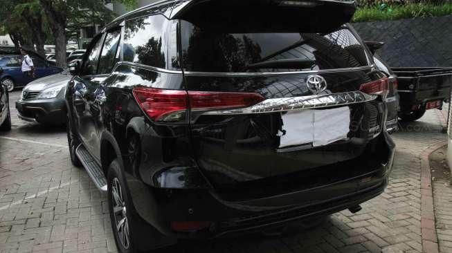 Mobil Toyota Fortuner berwarna hitam dengan nomor polisi B 15 DIL yang diamankan penyidik KPK dalam Operasi Tangkap Tangan (OTT) melibatkan pejabat Bakamla di Jakarta, tampak terparkir, Kamis (15/12/2016). [Suara.com/Oke Atmaja]