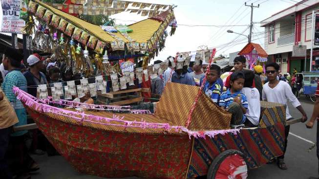 Pawai panjang yang dihias aneka makanan, pakaian, uang, serta aneka jajanan.