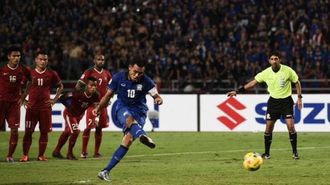 Thailand berhadapan dengan Indonesia di leg kedua babak final Piala AFF di Stadion Rajamangala yang dimenangkan oleh tuan rumah dengan skor 2-0 [AFP]