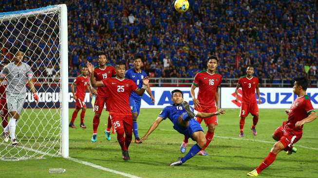 Thailand berhadapan dengan Indonesia di leg kedua babak final Piala AFF di Stadion Rajamangala yang dimenangkan oleh tuan rumah dengan skor 2-0 [Reuters]