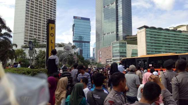 Menara BCA Disebut Goyang, Masyarakat di CFD Berlarian