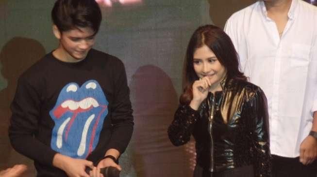 Di Atas Panggung, Prilly dan Aliando Diminta Jadian