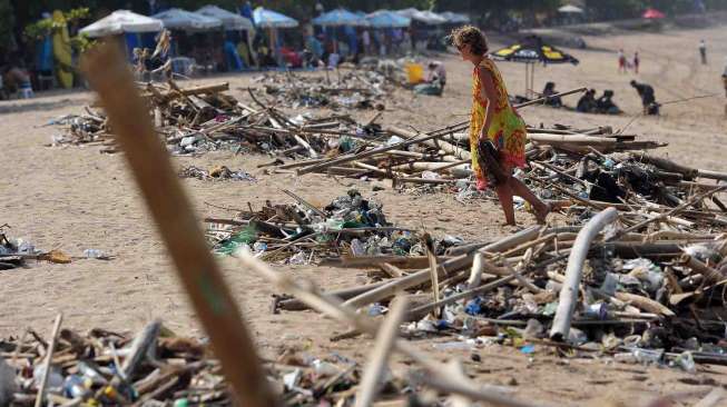 Sampah terdampar di kawasan wisata itu terjadi setiap akhir tahun.