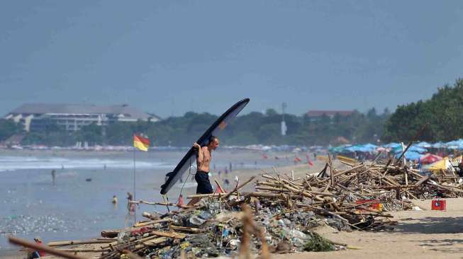 Fenomena Sampah Terdampar di Kuta