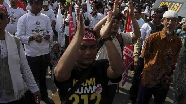 Massa dua kubu berunjuk rasa saat berlangsung sidang lanjutan kasus dugaan penodaan agama dengan terdakwa Gubernur DKI Jakarta nonaktif Basuki Tjahaja Purnama (Ahok), di depan PN Jakarta Utara, Jakarta, Selasa (20/12/2016). [Suara.com/Kurniawan Mas'ud]