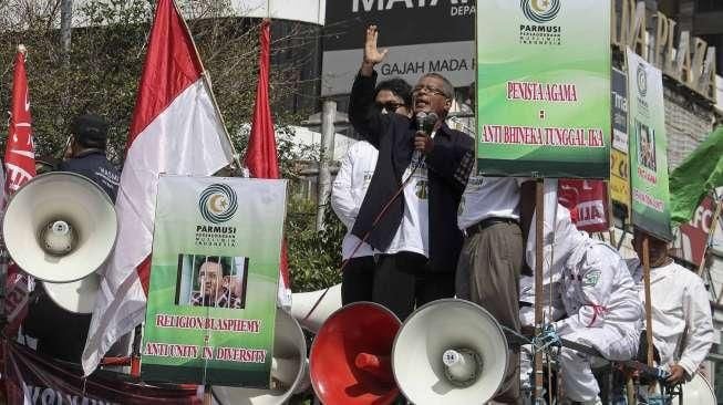 Massa dua kubu berunjuk rasa saat berlangsung sidang lanjutan kasus dugaan penodaan agama dengan terdakwa Gubernur DKI Jakarta nonaktif Basuki Tjahaja Purnama (Ahok), di depan PN Jakarta Utara, Jakarta, Selasa (20/12/2016). [Suara.com/Kurniawan Mas'ud]