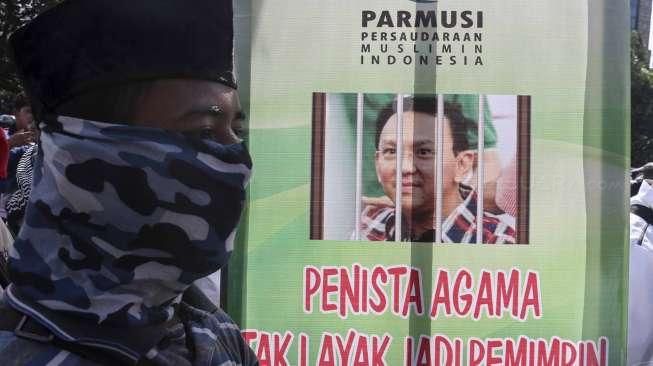 Massa dua kubu berunjuk rasa saat berlangsung sidang lanjutan kasus dugaan penodaan agama dengan terdakwa Gubernur DKI Jakarta nonaktif Basuki Tjahaja Purnama (Ahok), di depan PN Jakarta Utara, Jakarta, Selasa (20/12/2016). [Suara.com/Kurniawan Mas'ud]