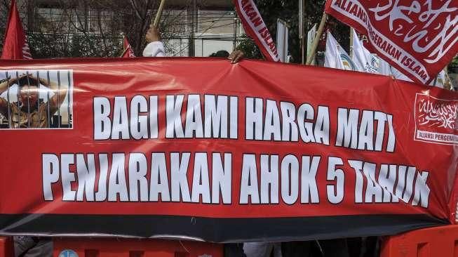 Massa dua kubu berunjuk rasa saat berlangsung sidang lanjutan kasus dugaan penodaan agama dengan terdakwa Gubernur DKI Jakarta nonaktif Basuki Tjahaja Purnama (Ahok), di depan PN Jakarta Utara, Jakarta, Selasa (20/12/2016). [Suara.com/Kurniawan Mas'ud]