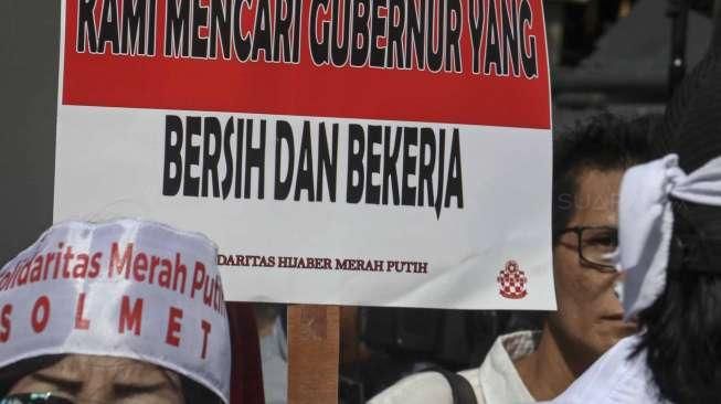 Massa dua kubu berunjuk rasa saat berlangsung sidang lanjutan kasus dugaan penodaan agama dengan terdakwa Gubernur DKI Jakarta nonaktif Basuki Tjahaja Purnama (Ahok), di depan PN Jakarta Utara, Jakarta, Selasa (20/12/2016). [Suara.com/Kurniawan Mas'ud]