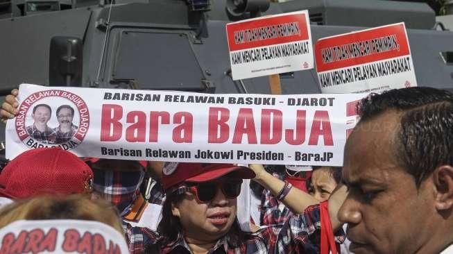 Massa dua kubu berunjuk rasa saat berlangsung sidang lanjutan kasus dugaan penodaan agama dengan terdakwa Gubernur DKI Jakarta nonaktif Basuki Tjahaja Purnama (Ahok), di depan PN Jakarta Utara, Jakarta, Selasa (20/12/2016). [Suara.com/Kurniawan Mas'ud]