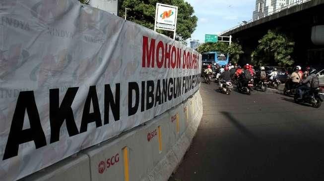 Sejumlah kendaraan tampak melaju di sekitar kawasan patung Pancoran, Jakarta, Selasa (20/12/2016). [Suara.com/Oke Atmaja]