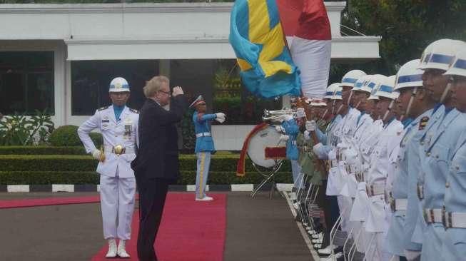 Menteri Pertahanan Ryamizard Ryacudu dan Menhan Swedia Peter Hultqvist menandatangani dokumen persetujuan kerjasama pertahanan antara RI-Swedia di kantor Kementerian Pertahanan, Jakarta, Selasa (20/12/2016). [Suara.com/Oke Atmaja]