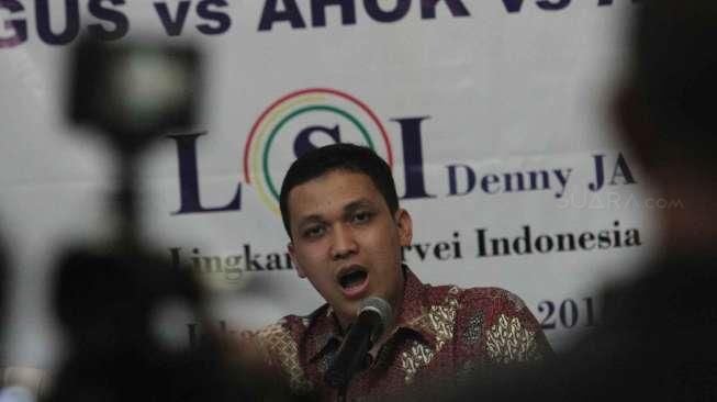 Sejumlah orang merekam dan memperhatikan presentasi yang ditayangkan oleh Lembaga Survei Indonesia (LSI), saat jumpa pers di Jakarta, Selasa (20/12/2016). [Suara.com/Oke Atmaja]