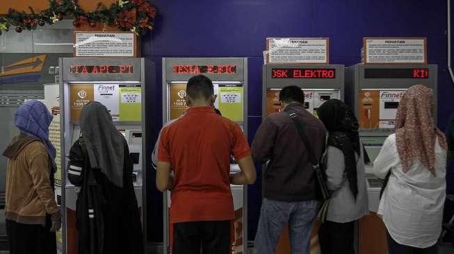 Sejumlah calon penumpang tampak membeli tiket kereta api di Stasiun Pasar Senen, Jakarta, Selasa (20/12/2016). [Suara.com/Kurniawan Mas'ud]