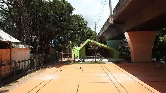 Pekerja tampak menyelesaikan pembangunan Ruang Publik Terpadu Ramah Anak (RPTRA) Gondangdia di Jalan Cikini, Jakarta, Rabu (21/12/2016). [Suara.com/Oke Atmaja]